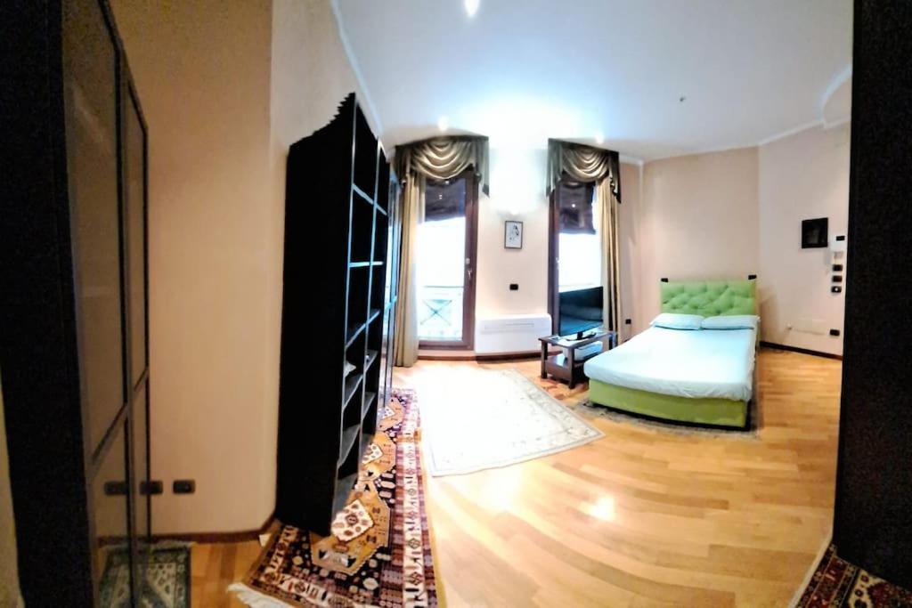 Live The History- A Due Passi Dal Castello Apartment แฟร์รารา ภายนอก รูปภาพ