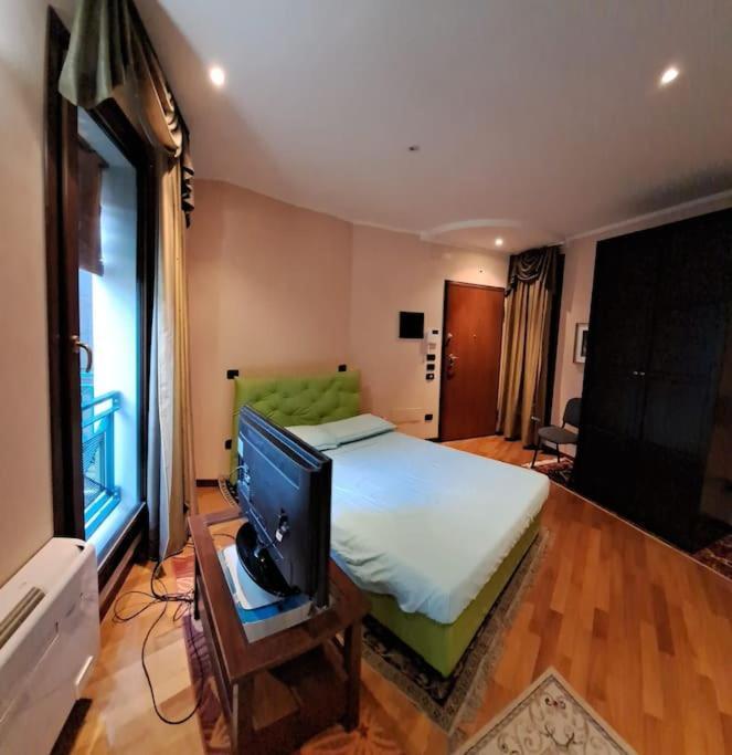 Live The History- A Due Passi Dal Castello Apartment แฟร์รารา ภายนอก รูปภาพ